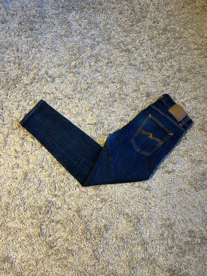 Nudie jeans slim modell storlek w30 herr grisch laidback - Nudie jeans slim modell storlek W30 L30. Skön wash på dessa, dry denim vilket betyder att washen blir snyggare desto mer man använder dem. Mycket bra skick utan defekter. Postas antigen samma dag som köp eller dagen därpå🙌💯