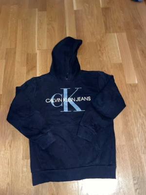 Calvin Klein hoodie - Svart Calvin Klein hoodie i perfekt skick