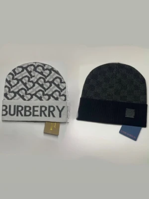 Burberry mössa + Lv mössa för 450kr - Helt nya  