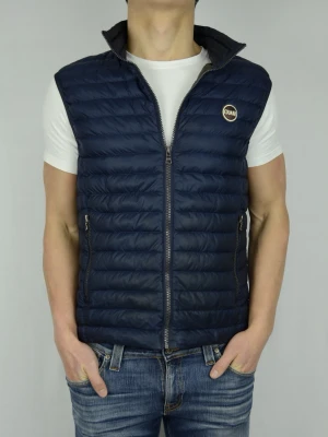 Colmar dunväst  - COLMAR DUNVÄST  Storlek : IT50  Passform : Normal   Användning : Västen är i ett väldigt fint skick utan defekter  Nypris : Cirka 2500SEK  Modellen på bilen är 182CM och väger 75KG