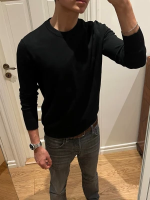 Svart stickad tröja  - Svart långärmad tröja från H&M i slim fit-modell. Tröjan har rund halsringning och är tillverkad i mjuk bomull. Inga defekter. Fråga vid minsta fundering🙌