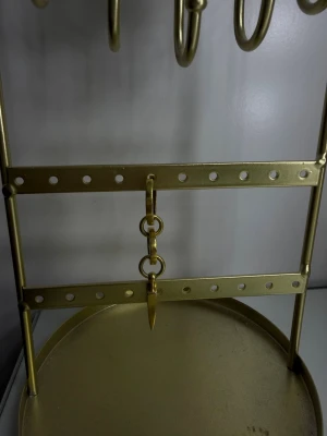 Maria Nilsdotter örhänge i guld - Säljer mitt Maria Nilsdotter örhänge i guld. Ser i princip helt nytt ut. Pris kan diskuteras, skriv även för fler bilder