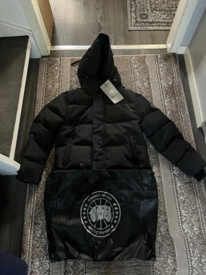 Canada Goose black label - Säljer helt ny canada gose jacka. Storlek s. Finns i Malmö, kan frakta.
