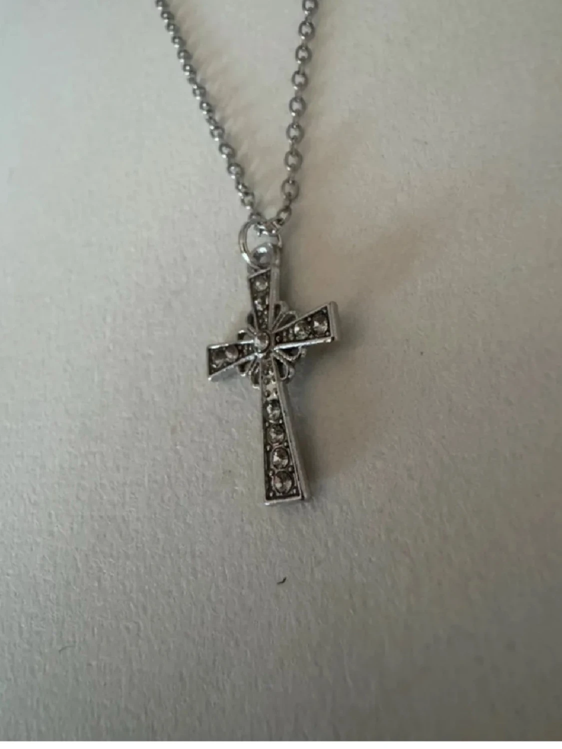 Silverfärgat korshalsband med stenar - 2