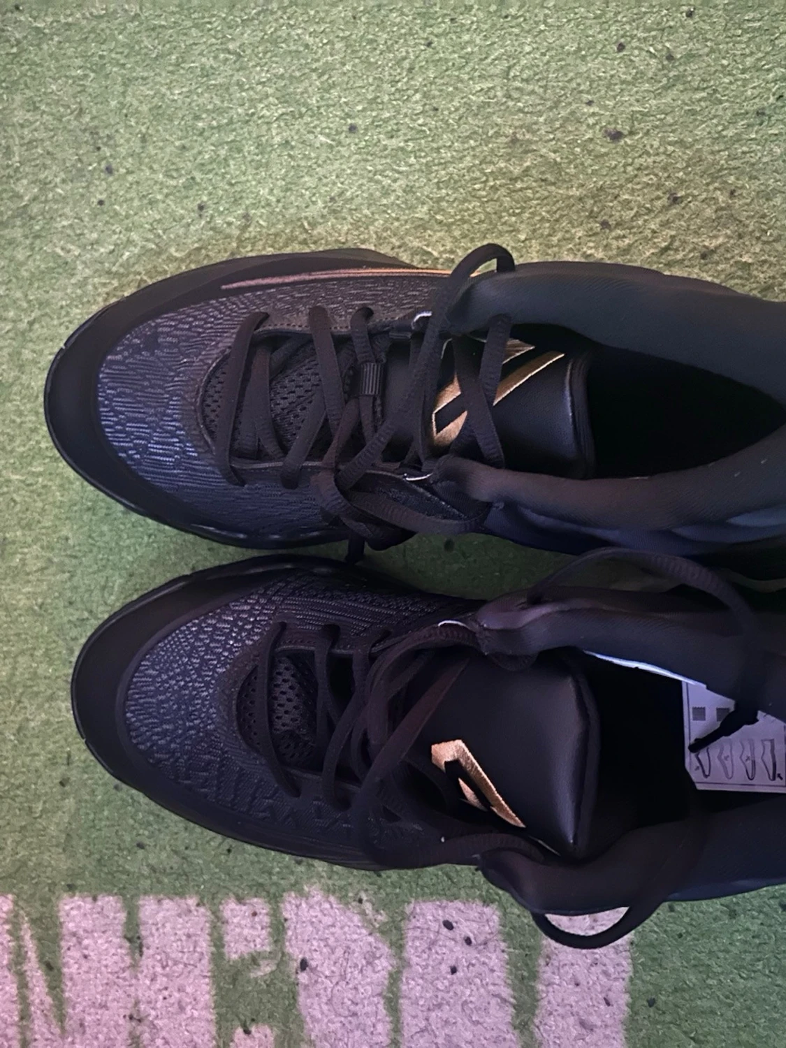 Svarta Nike sneakers med gulddetaljer - 1