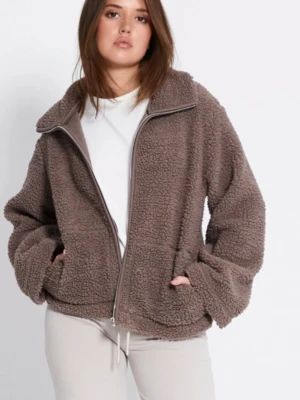 Pile jacka/ teddy jacka från lager 157 - Mysig brun teddyjacka med dragkedja framtill och stora fickor. Jackan har en avslappnad passform och hög krage, perfekt för kyliga dagar. Tillverkad i fluffigt teddy-material som ger en cool och trendig look.