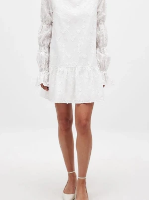 Klänning med ärmdetalj från NA-KD - Vit klänning med långa ärmar perfekt till student eller skolavslutning💕Endast använd en gång.