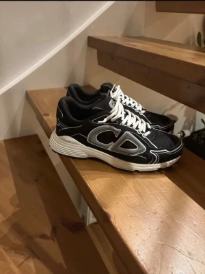 Svart vita skor  - Hej säljer mina feta skor till ett tvär bra pris! Skick 9/10