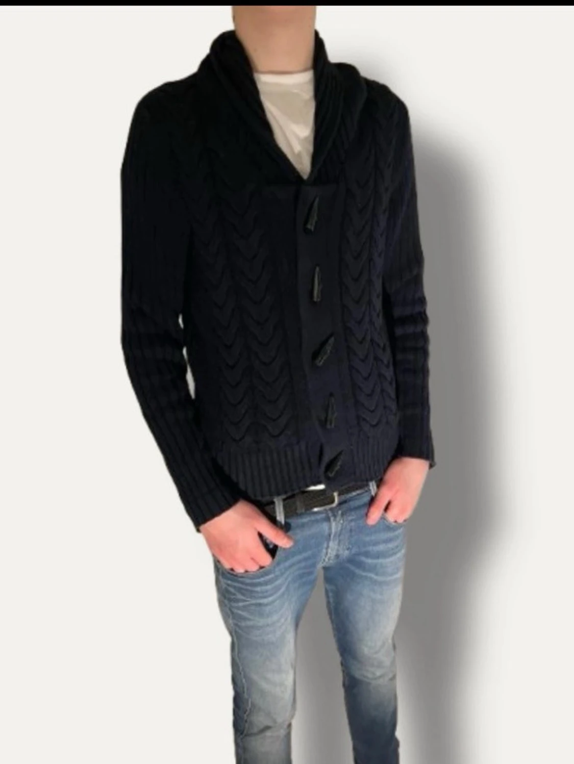 Mörkblå stickad kofta med knappar