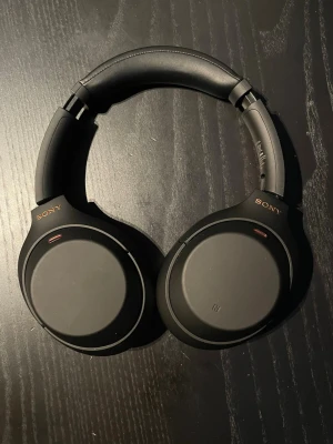 Sony WH-1000XM4  - Sony WH-1000XM4 trådlösa over-ear hörlurar med aktiv noise-cancellation. Mycket bra skick! 