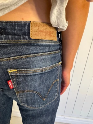 Levi's 570 Straight Fit jeans blå - Säljer ett par Levi's 570 Straight Fit jeans. Modellen har rak passform och låg midja.    ❌Står storlek w27 L32 men sitter definitivt som w25 L30!!!!❌