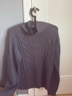 Mörkgrå stickad tröja Morris L - Hallö! Säjer denna morris för den bara samlar damm köpge den för några månader sen använd en gång. Hör av er vid minsta fråga./Gabbe💯