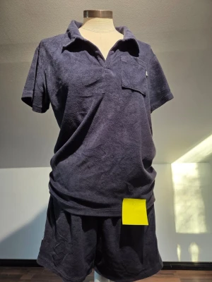 Mörkblå frotté shorts - Säljer ett par mörkblå shorts i mjuk frotté. De har en avslappnad passform och är perfekta för chill dagar. Materialet är riktigt skönt mot huden och färgen är djup mörkblå. Passar dig som gillar bekväma och stilrena plagg.