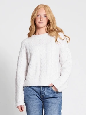 Vit stickad kabeltröja - Säljer en vit stickad tröja med klassiskt kabelstickat mönster. Tröjan har en avslappnad passform och långa ärmar. Den sitter längre ner, än va bilden visar 