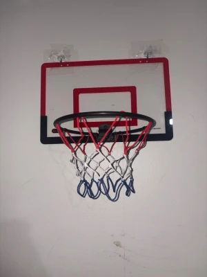 Mini basketkorg med boll och pump - Perfekt för barnrum, kontor eller för lite kul hemma. Enkel montering och tar lite plats.