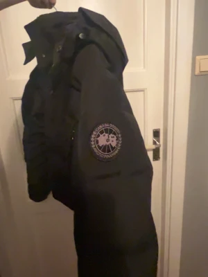 Svart pufferjacka från Canada Goose XS - Konstig vinkel så den ser jätte liten ut men är ej det kan passa nån som är runt 185 .Kontakta via intresse av jackan. Så kan du få bättre bilder/videos på den😊