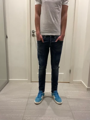Dondup George Jeans  - Säljer nu dessa Dondup George Jeans med snygga slitningar i populär design, skriv för fler bilder/frågor🙌🏼