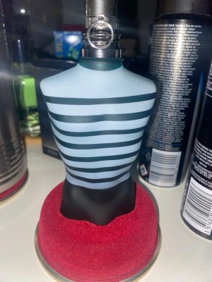 Jean Paul Gaultier Le Male 75ml - En helt ny Jean Paul Gaultier Le Male 75ml som jag aldrig använt. Jag fick två i julklapp men har bara behov en av, vilket är skälet till att jag säljer den.