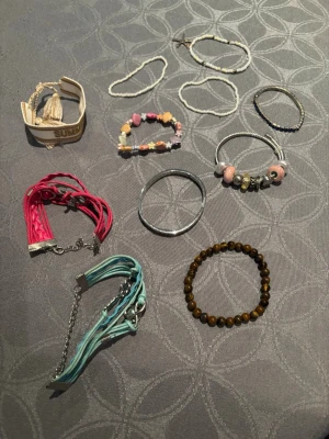 11 armband  - 11 st olika armband i olika stilar och färger.