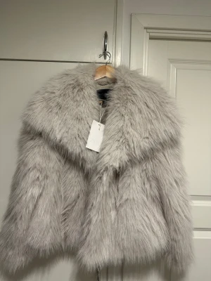 Pälsjacka från Zara - Säljer denna pälsjacka från märket Zara. Pälsjackan är aldrig använd och kommer i storlek M. Jackans ordinariepris på Zara är 1295 kr. Jag säljer min för 1095 kr. #pälsjacka #fur #furcoat #zara #zarawoman 