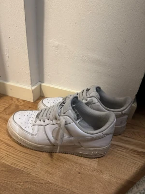 Vita Nike Air Force 1 sneakers - Air force 1- vita Clean look, passar med allt 🥾- Storlek 42 ✅Bra skick 💰Ny pris är 1200kr på Zalando  Vid frågor så ställ!