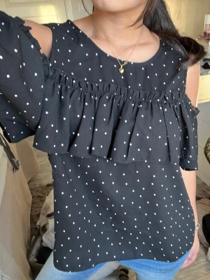 Prickig volang topp  - Säljer denna prickiga toppen Padini authentics står storlek L men passar mig som har XS/S🥰 jättefin med öppna armar och volang detalj