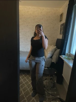 Lågmidjde cargobyxor - Lågmidjade cargobyxor med mörk grå/grön färg. 