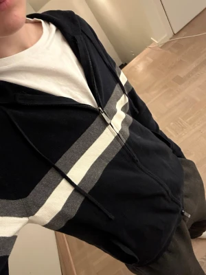 Zip hoodie från Massimo dutti  - Blå färgad zip hoodie med gråa och vita detaljer. Anledningen till att jag säljer den är att jag är sugen på annat. Pris kan diskuteras vid snabb affär😁🤩