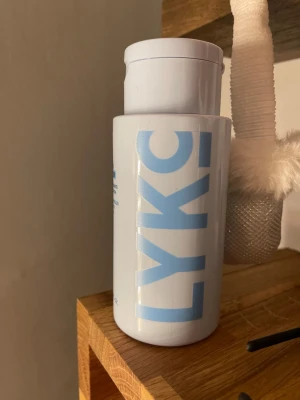 LYKO Hydration Conditioner 250ml - En vit plastflaska med blå text från LYKO, innehållande Hydration Conditioner med sodium hyaluronate och hydrolyserad quinoa. Flaskan rymmer 250 ml och har en praktisk tryckkork. Perfekt för dig som vill ha återfuktat och mjukt hår . Oandvänd