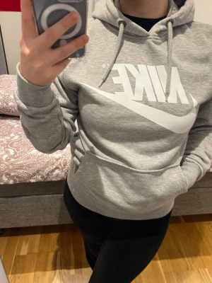 Grå Nike hoodie  - Säljer en grå hoodie från NIKE då den inte kommer till användning längre. Den passar perfekt för kyligare dagar och har en stilren och sportig look. Har knappt använts.  