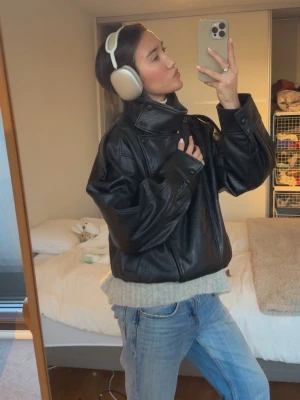 Den virala YSL liknande skinnjacka från Zara  - Såååå snygg skinnjacka med hög krage. Perfekt för streetstyle och ge din look lite extra. 