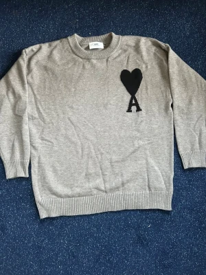 Ami Paris tröja  - Grå Ami Paris tröja i storlek M.                    Bara att höra av sig vid funderingar 🤩