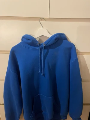 Bikbok hoodie - Marin blå hoodie från bikbok. Knappt använd och org pris brukar vara ish 400kr💕 går alltid att förhandla om priset