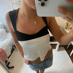 Topp - Säljer denna topp så fin. Silk material, tveka inte att fråga var du vill. bild från förra ägare