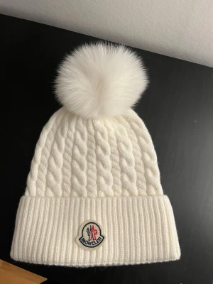 Moncler mössa - Säljer denna Moncler mössa (onesize). Skick 9/10. Kan gå me i pris vid snabb affär.