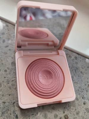 Caia Glow Blush Raspberry Passion - Fast pris 🌸 Caia Glow Blush i färgen Raspberry Passion.  Endast testad. Allt som på bilderna.