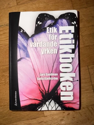 Etikboken: Etik för vårdande yrken - Upplaga 2. En modern och färgstark kursbok om etik för dig som pluggar eller jobbar inom vårdande yrken. Perfekt för dig som vill förstå och diskutera viktiga etiska frågor i vården. Inspirerande design med fjärilsmotiv gör den extra tilltalande för unga vuxna.