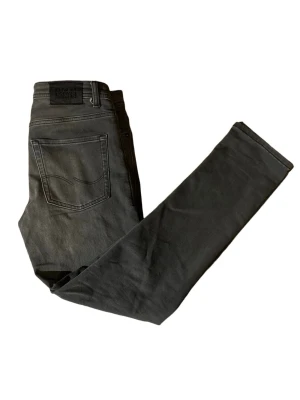 Jack and Jones slim glenn - Fina Jack and Jones jeans. Använt ett fåtal gånger så skicket är som nya. Storlek 164 men sitter som w27 L28/29. Om du undrar något är det bara att skriva. Pris går såklart att diskuteras