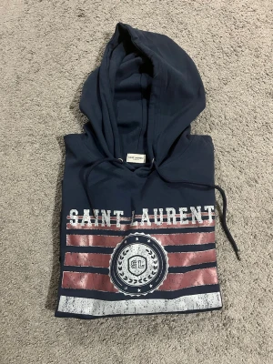 Saint Laurent hoodie - Riktigt snygg och fräsch hoodie snygg till våren och vinter håller dig varm storlek M passar även S