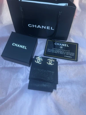 Örhängen helt nya  -  Chanel örhängen med äkthetskort, ask och påse. 