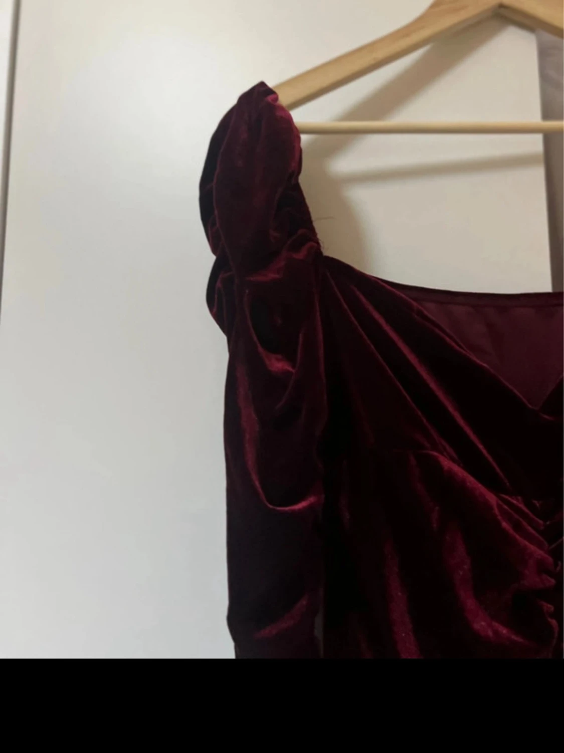 Vinröd sammetsklänning med volang - 1