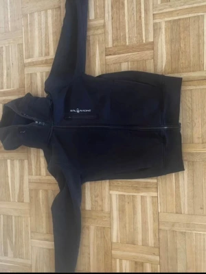 Sail racing  -  säljer en stilig svart sail racing tröja för 200kr men priset kan diskuteras.tröjan är i bra skick skriv gärna om du är intresserad 