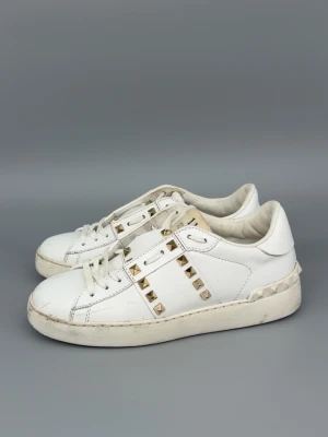 Valentino Rockstud Skor | 37 - Valentino Rockstud Skor i fint skick! Storlek 36.5 men passar 37. Nypris: 7000kr. Självklart äkta. Hör av er vid funderingar 🙌