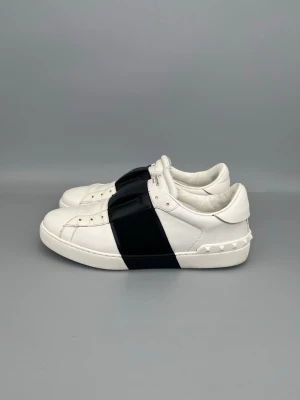 Valentino Open Sneaker Svart - • The shoes have been gently used and are in very good condition  • Size: 41 (fits 41.5–42)  • Color: Black  • Retail price: 7280 SEK / 590€  • No accessories