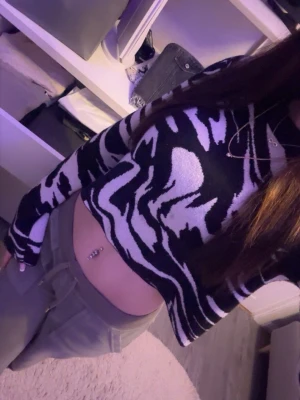 Svartvit croppad långärmad zebratopp - Säljer en croppad långärmad topp med svartvitt zebramönster. Är stickad i mjukt material. Storlek Xs