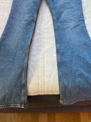 Blå bootcut jeans - Säljer ett par bootcut jeans från lager 157 det är fickor på båda hållen och de är low waist. Är osäker på storlek men allt från 38-40 S-M  170cm. Har ej andvänt!