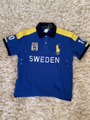  Ralph Lauren polo shirt  - Säljer denna sällsynta polo tröjan från Ralph och lauren. Skick: 9/10 (satte tillbaka prislappen). Endast använd ett fåtal gånger och säljer då den sitter lite för smått på mig. Köpt i USA förra sommaren för 2000 och säljer nu för endast 899. Vid andra frågor är det bara att komma dm. 