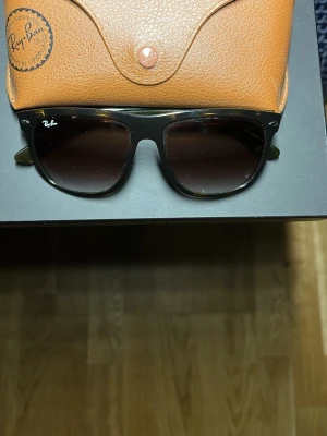 Ray-Ban boyfriend - Säljer Ray-Ban boyfriends med klassisk design och leopard mönster. Dem ger en stilren look. Perfekt att styla med dina sommaroutfits⭐️vid fler frågor hör av er// Almen 