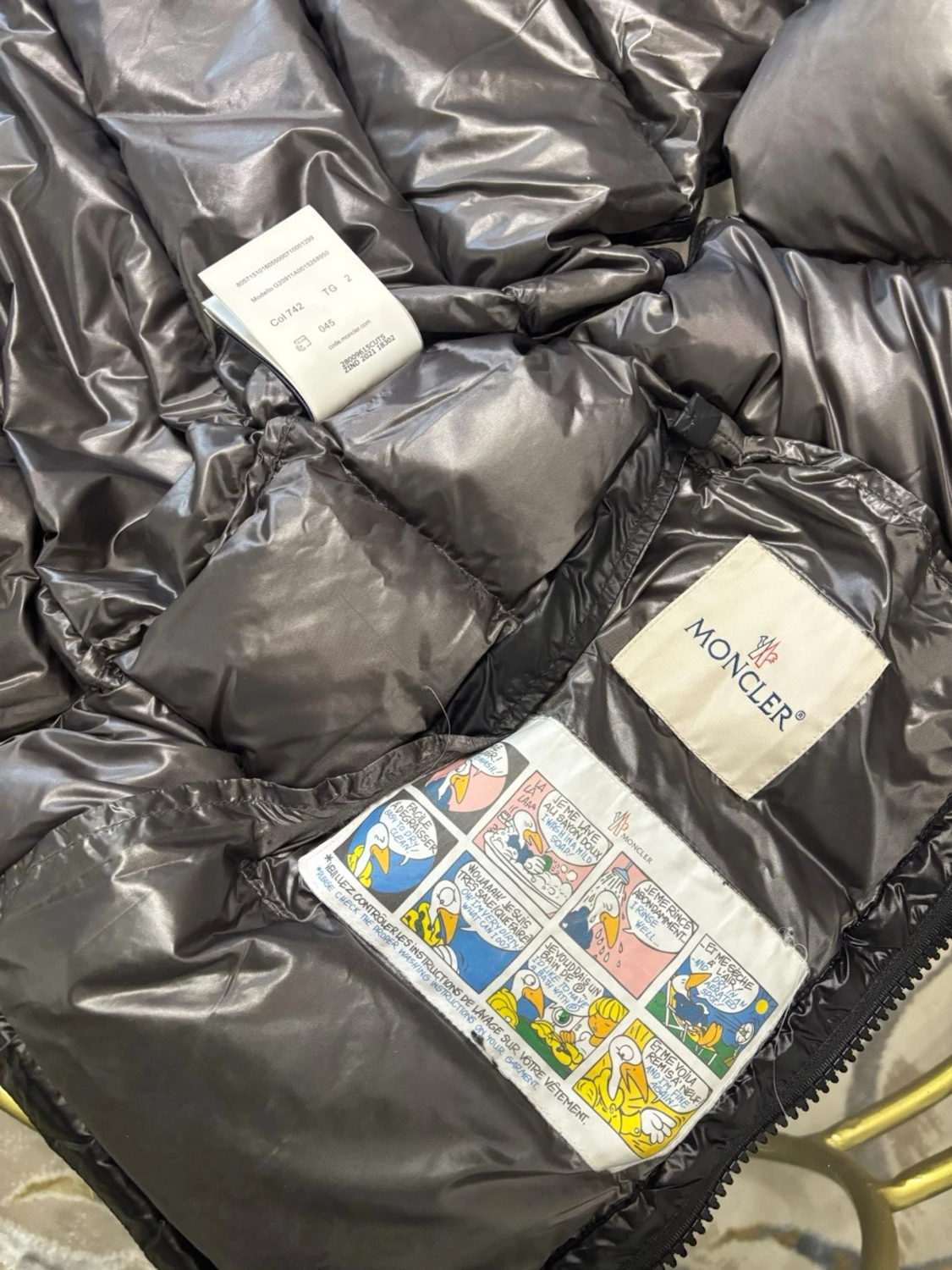 Svart dunväst från Moncler med huva - 2