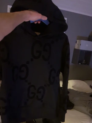 Svart Gucci hoodie  - Fetare hoodie går inte att få tag på. Jag säljer nu min svarta Gucci hoodie som är i topp kvalitet, inte använd mycket, max tre tvättar. Passar dig som har storlek XS-S. Denna hoodien kommer ta dina svarta outfits till nästa nivå. Hör av er vid fler frågor. 